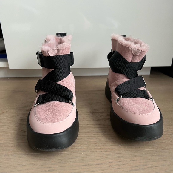 Ugg Pink Women’s Classic Boom Buckle size 37! - Picture 2 of 4